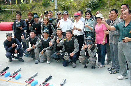 教育部中二區教學資源中心主任林榮趁將軍率隊參加漆彈對戰競賽