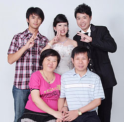 李友吉與家人