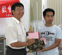 越南武英文同學致贈包好的肉粽送給學務長黃德祥，感謝師恩